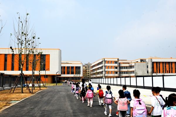 天博体育青岛平度凤台街道：家门口就能“上好学”办好人民满意的教育(图2)